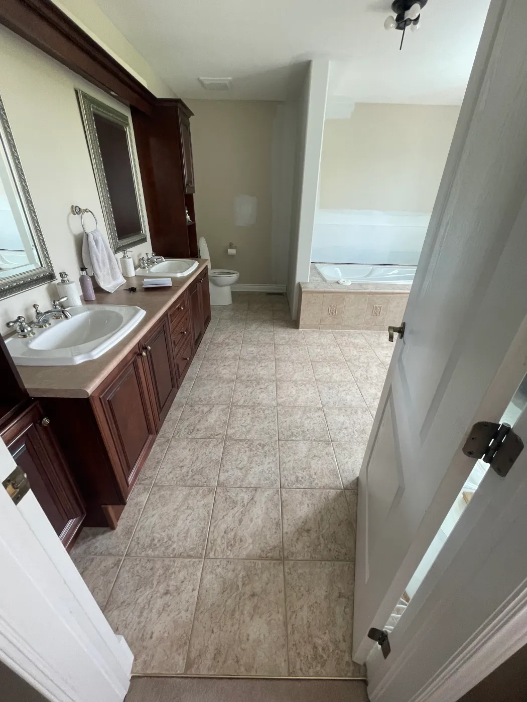 Stittsville area master bathroom before renovation with glazed ceramic floor tile and grout lines